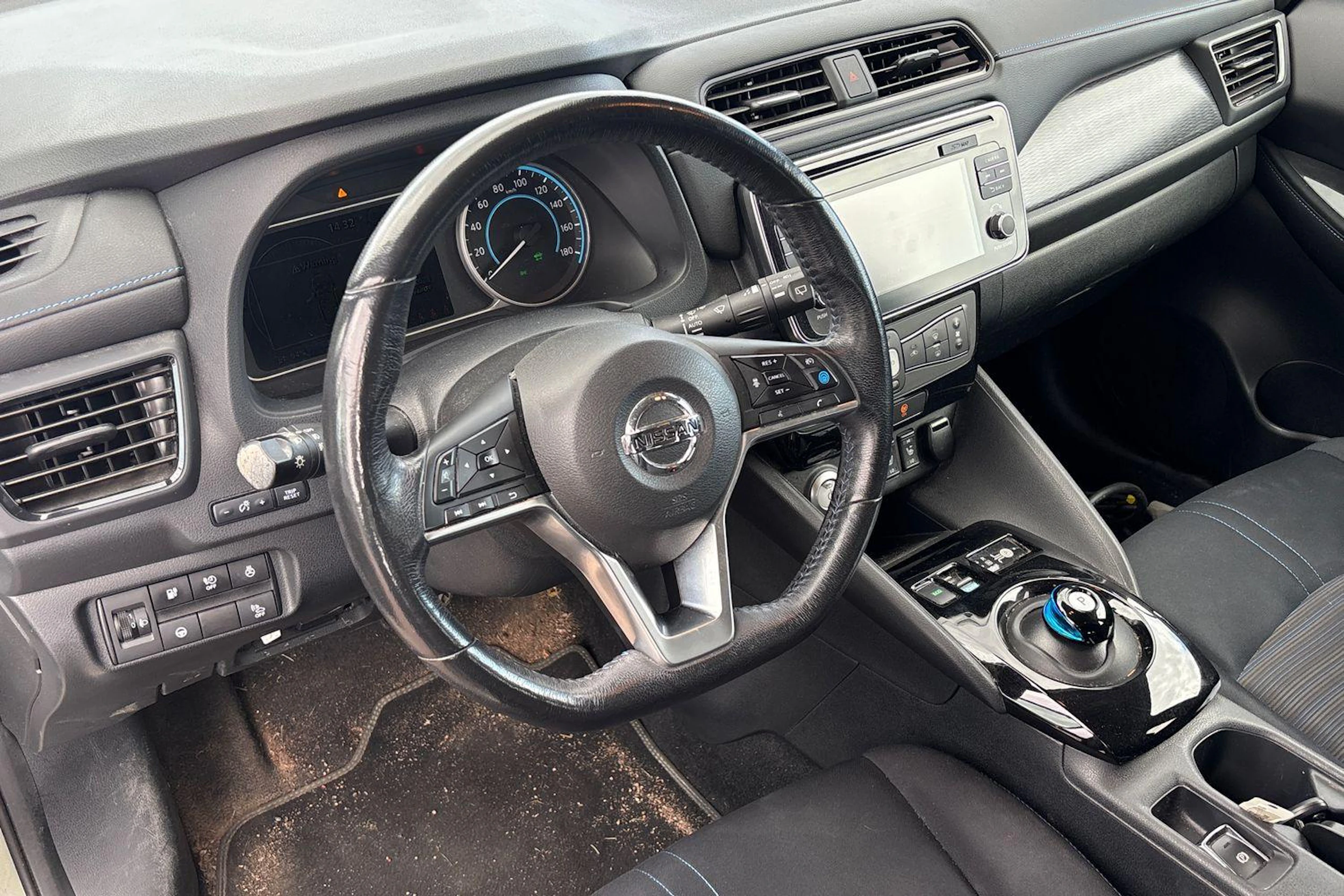 harmaa Nissan Leaf 2018 kuva 3.