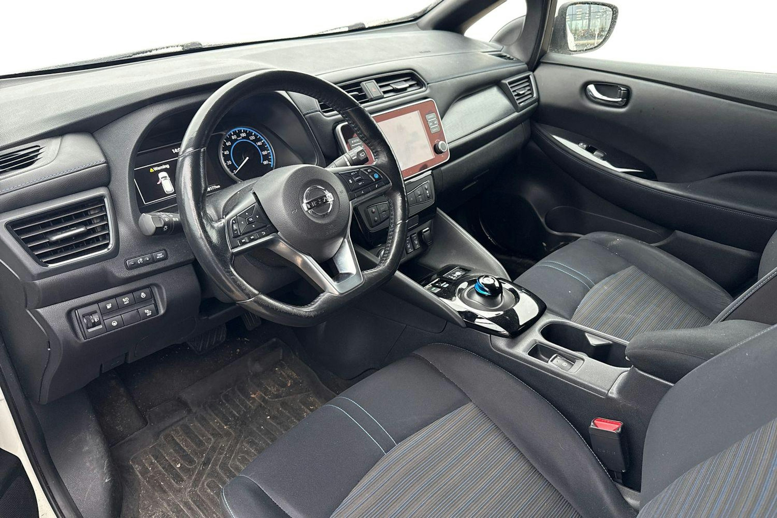 valkoinen Nissan Leaf 2019 kuva 3.