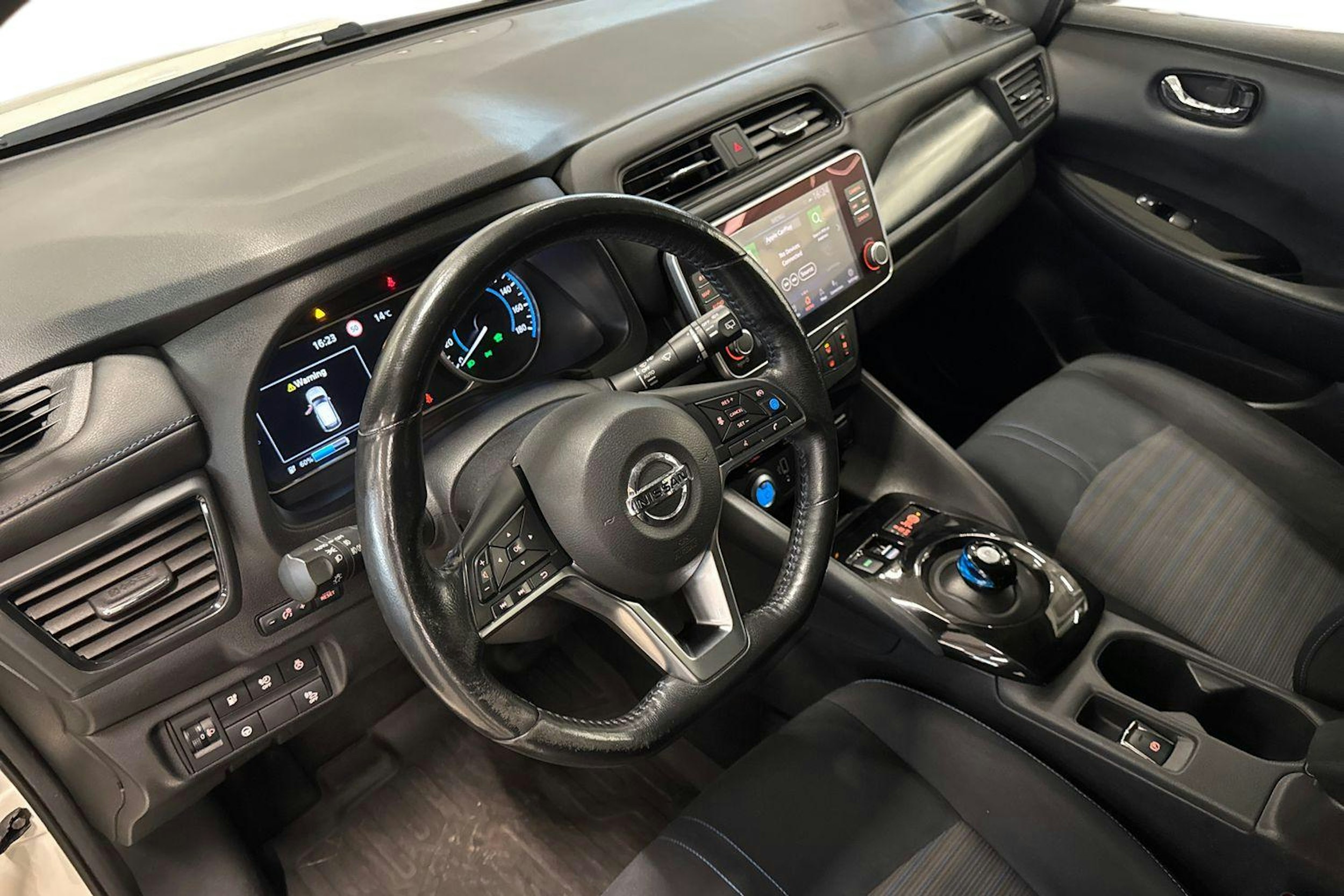 valkoinen Nissan Leaf 2019 kuva 6.