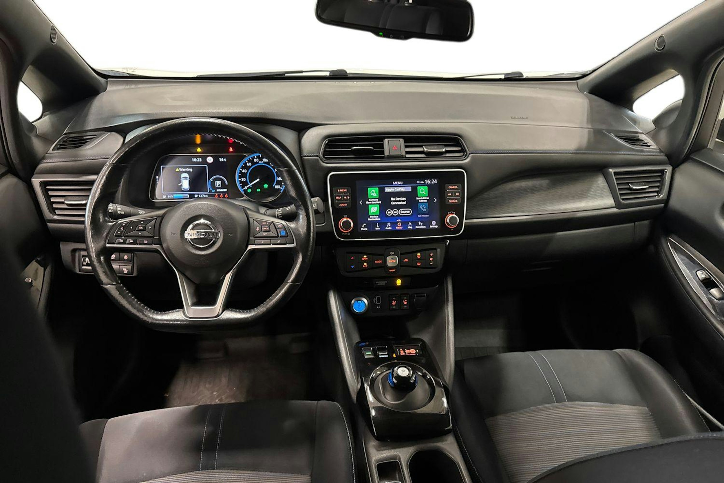 valkoinen Nissan Leaf 2019 kuva 7.