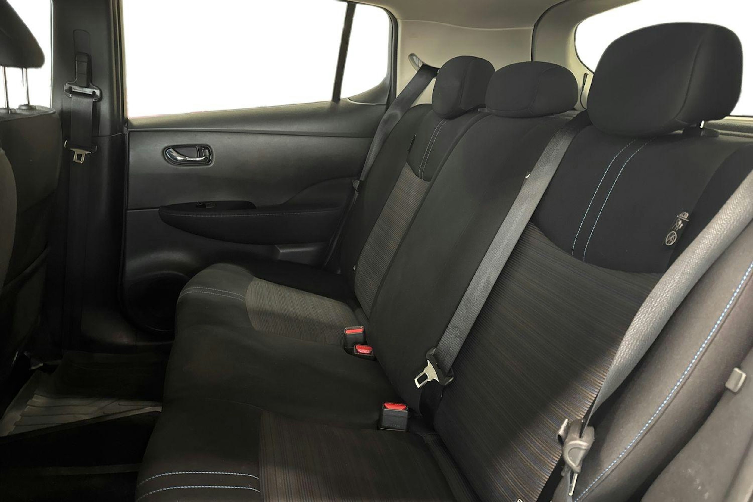 valkoinen Nissan Leaf 2019 kuva 8.