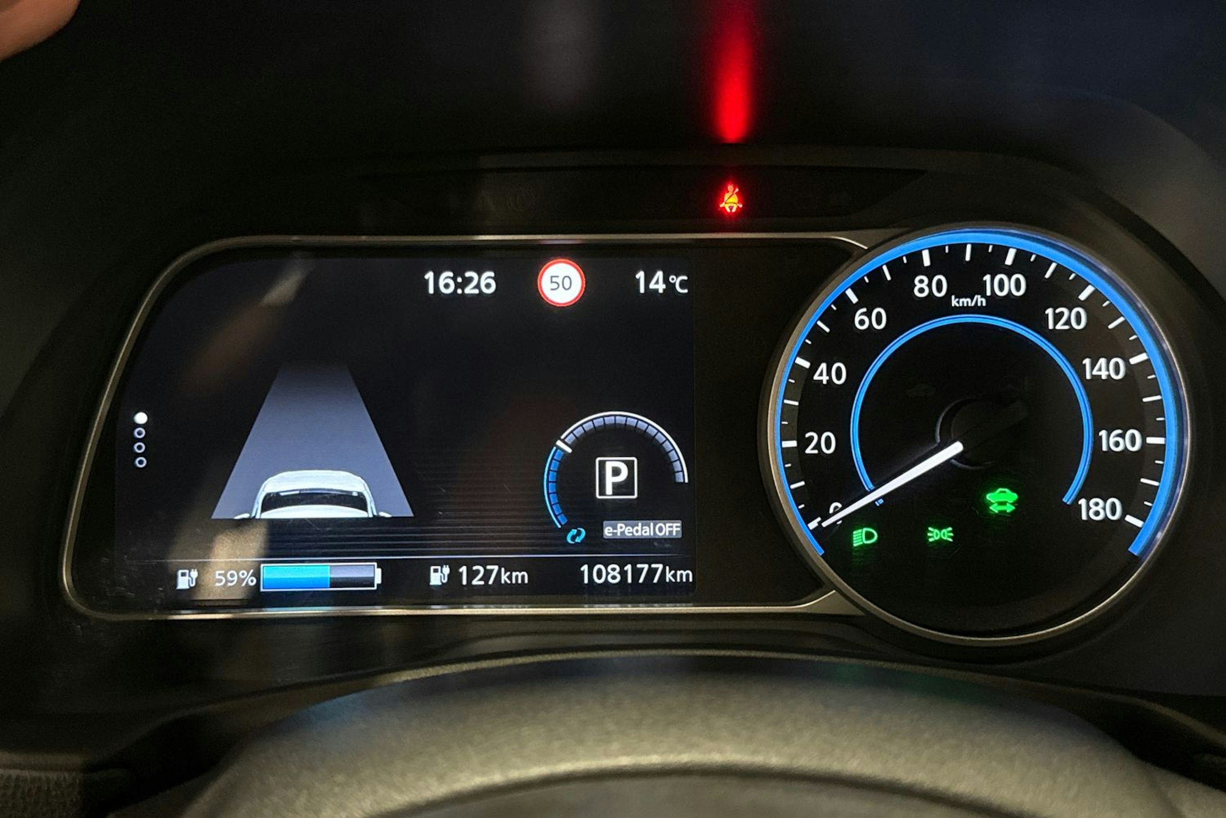 valkoinen Nissan Leaf 2019 kuva 11.