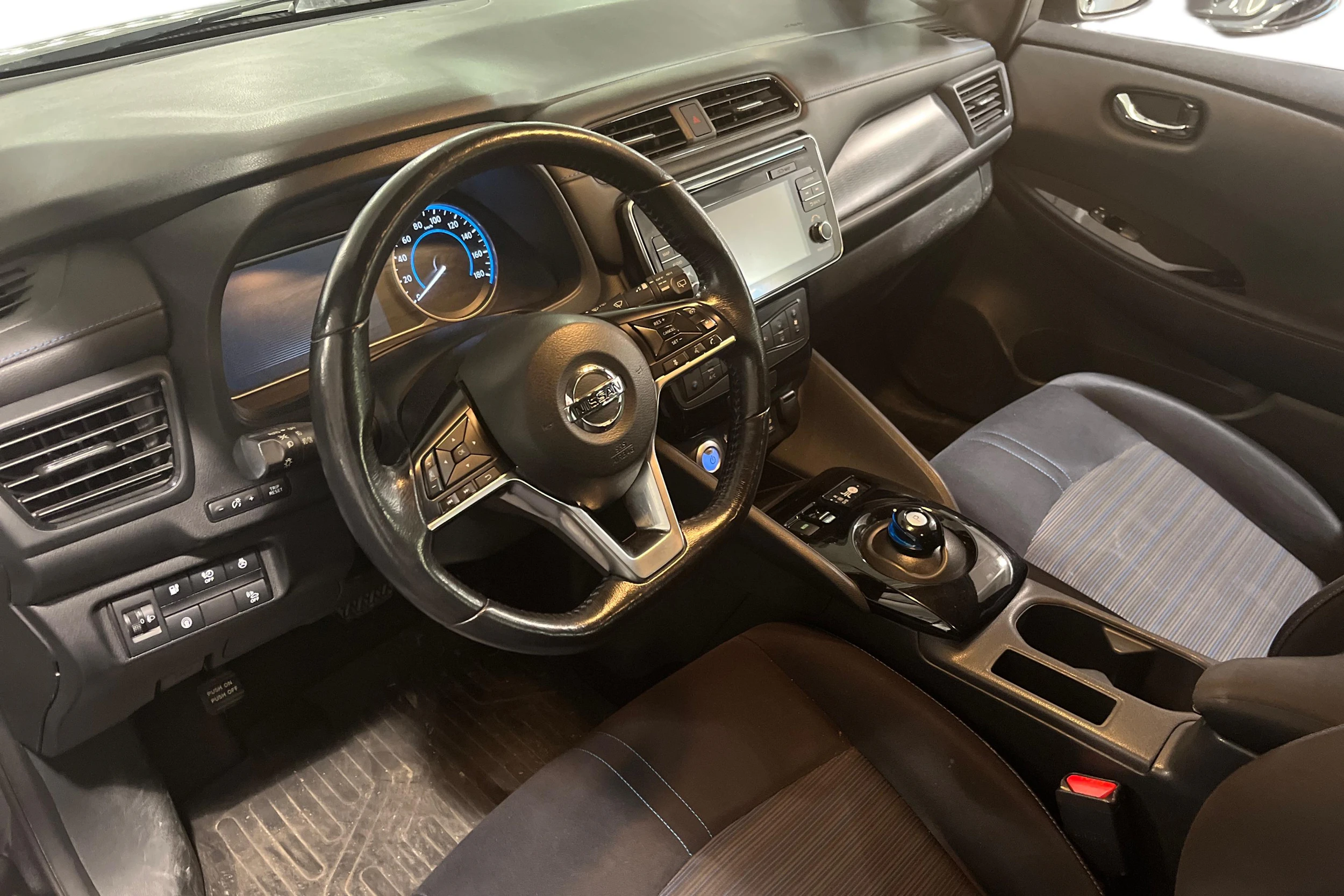 harmaa Nissan Leaf 2019 kuva 3.