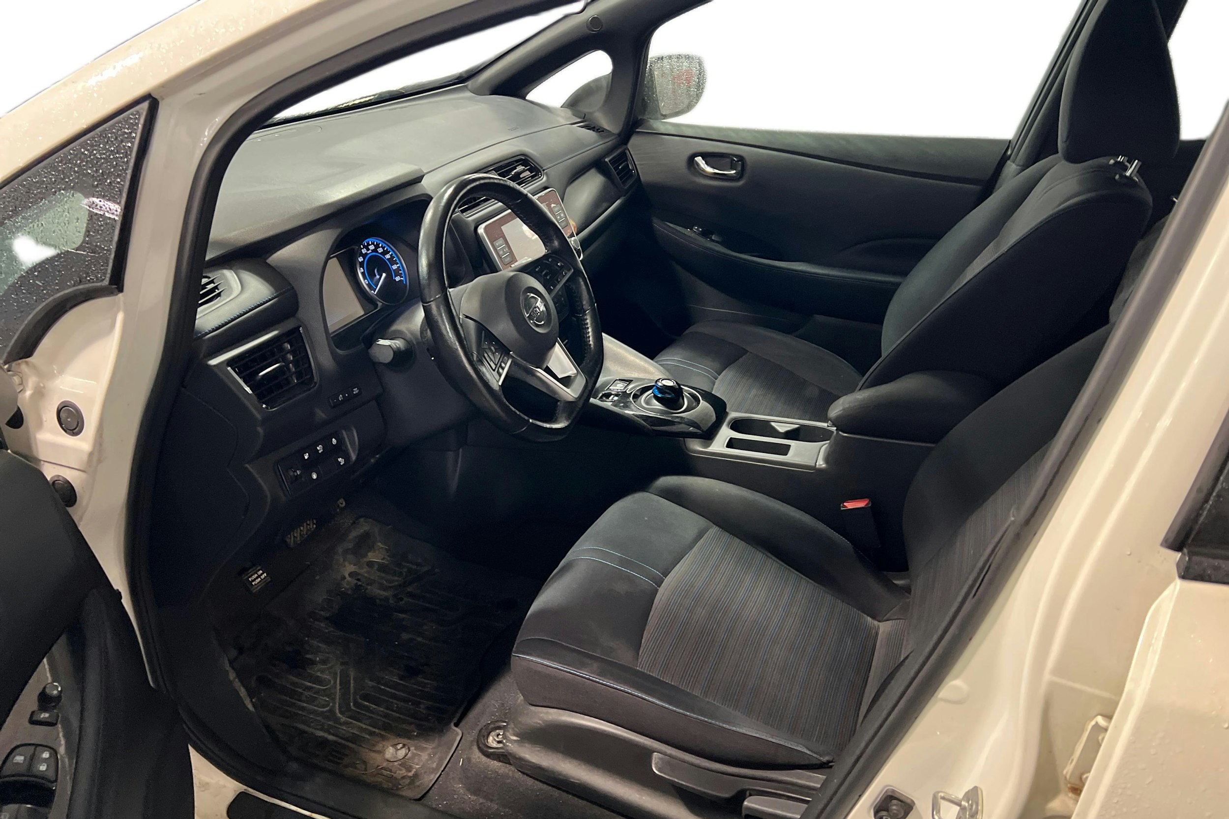 valkoinen Nissan Leaf 2020 kuva 3.