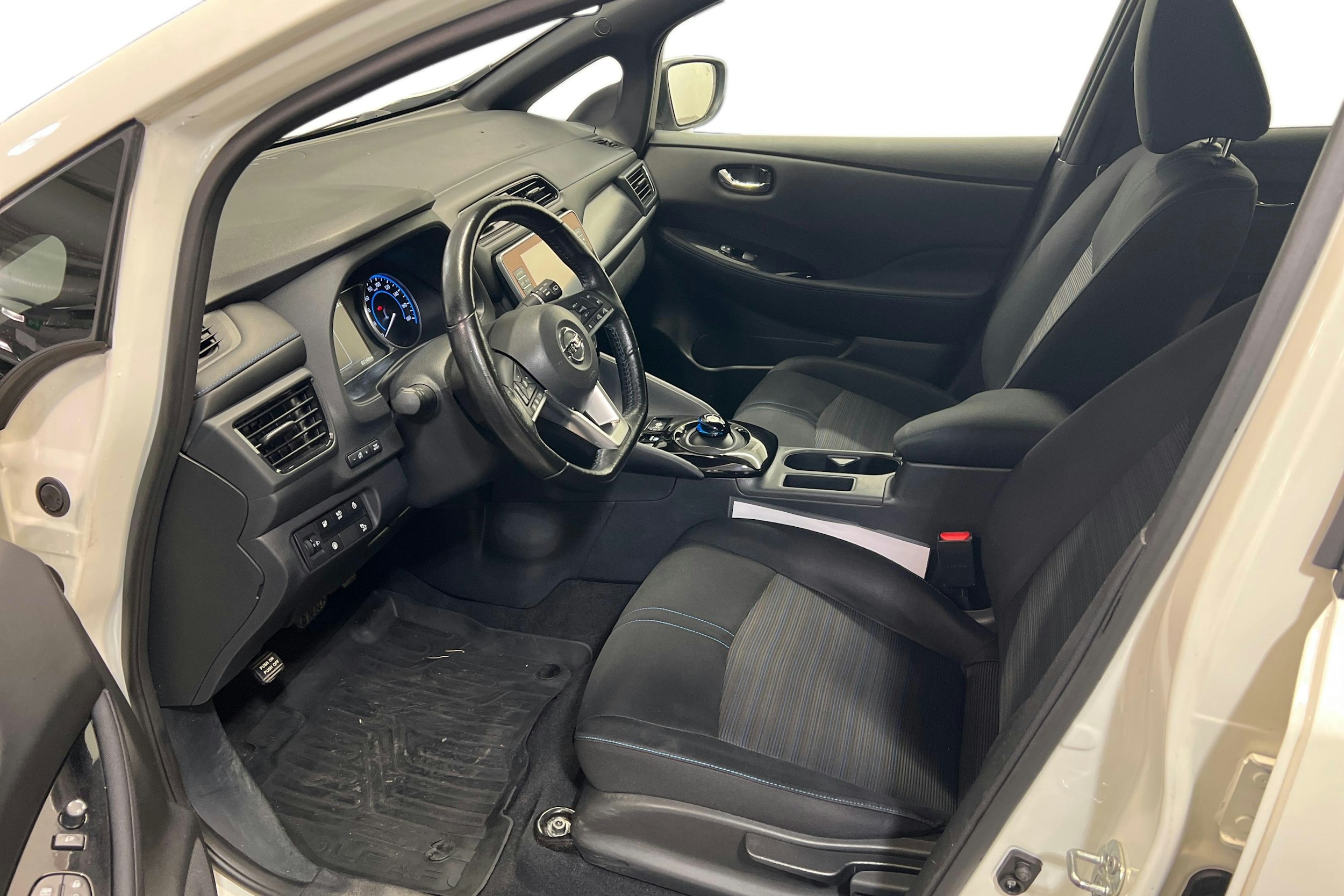 valkoinen Nissan Leaf 2020 kuva 7.