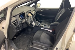 valkoinen Nissan Leaf 2020 kuva 7.