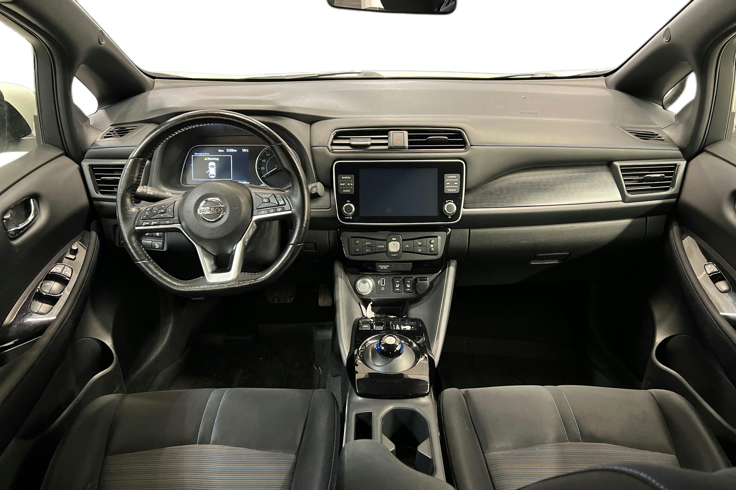 valkoinen Nissan Leaf 2020 kuva 9.