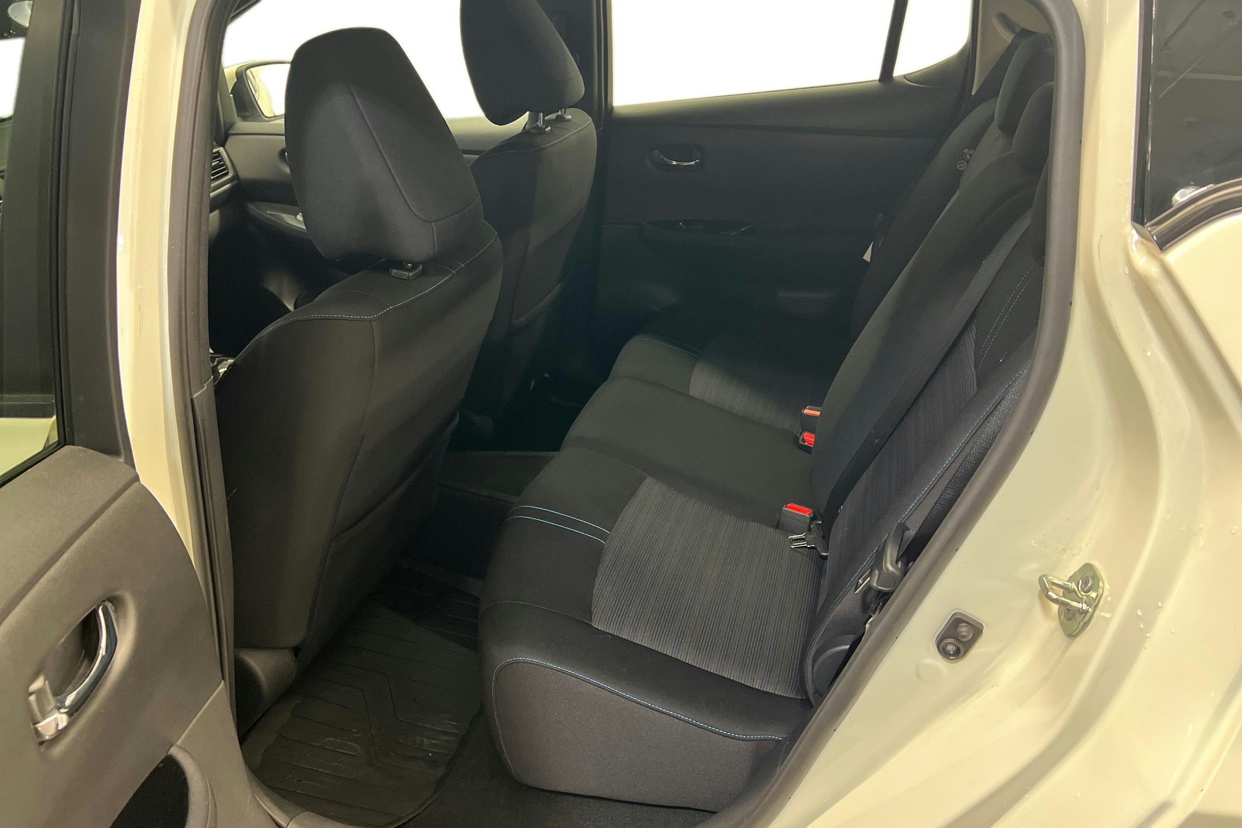 valkoinen Nissan Leaf 2020 kuva 10.