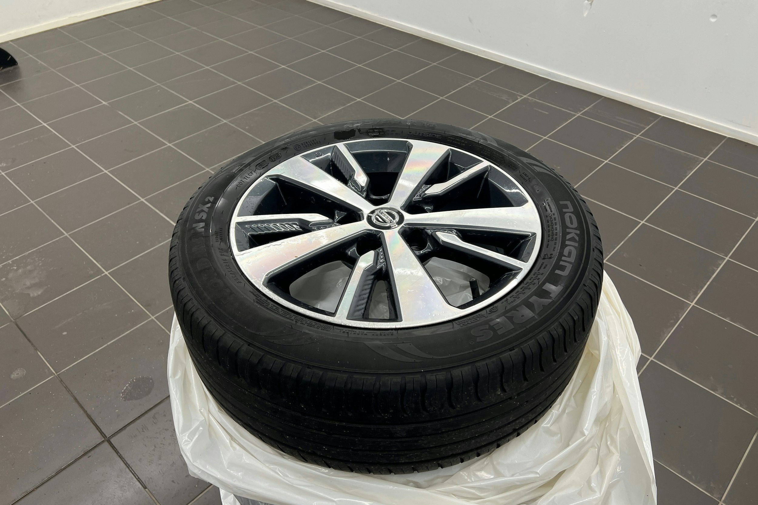 valkoinen Nissan Leaf 2020 kuva 13.