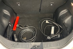 valkoinen Nissan Leaf 2020 kuva 14.