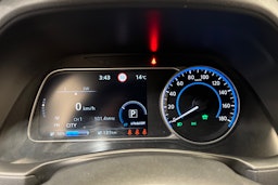 valkoinen Nissan Leaf 2020 kuva 15.