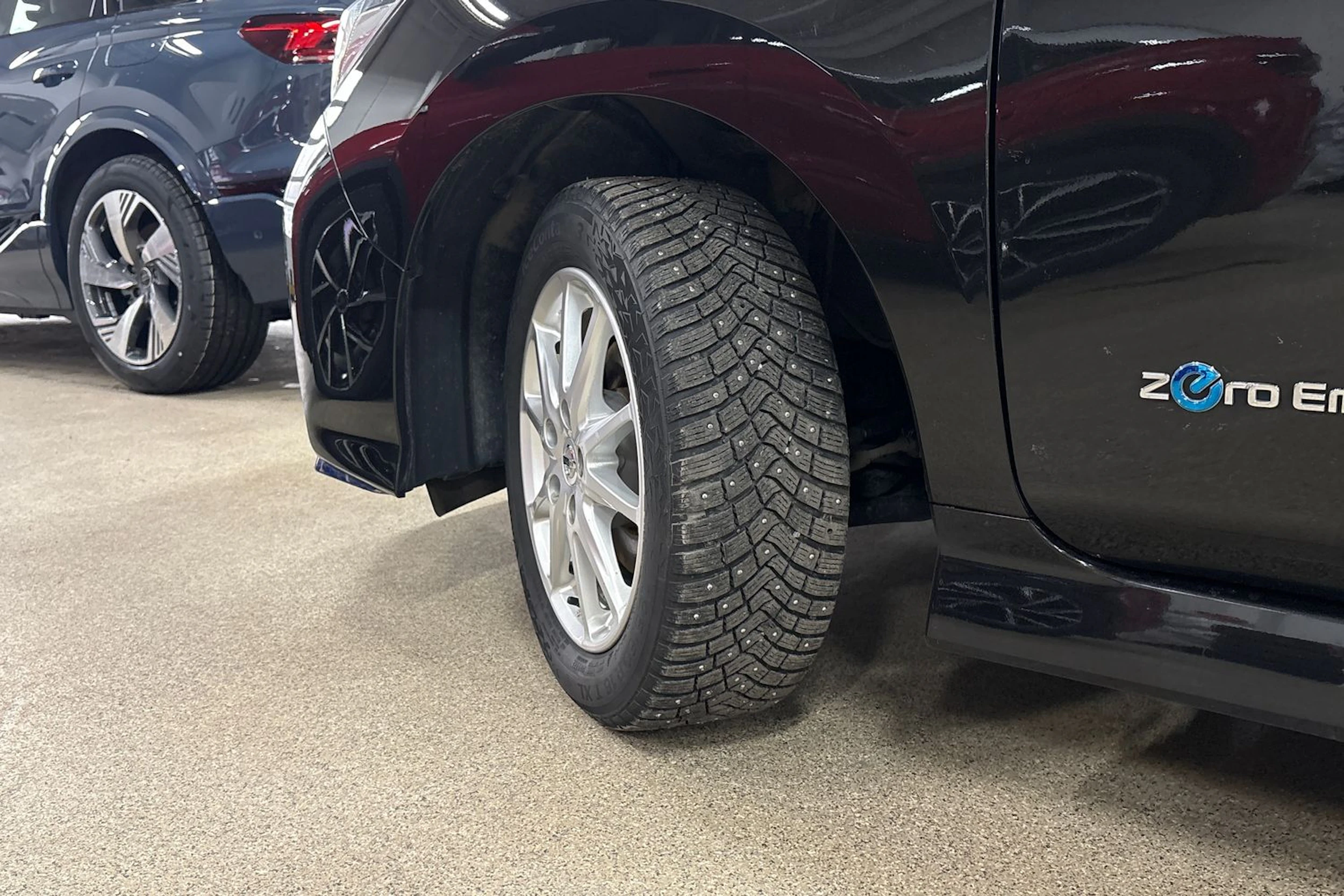 musta Nissan Leaf 2020 kuva 11.