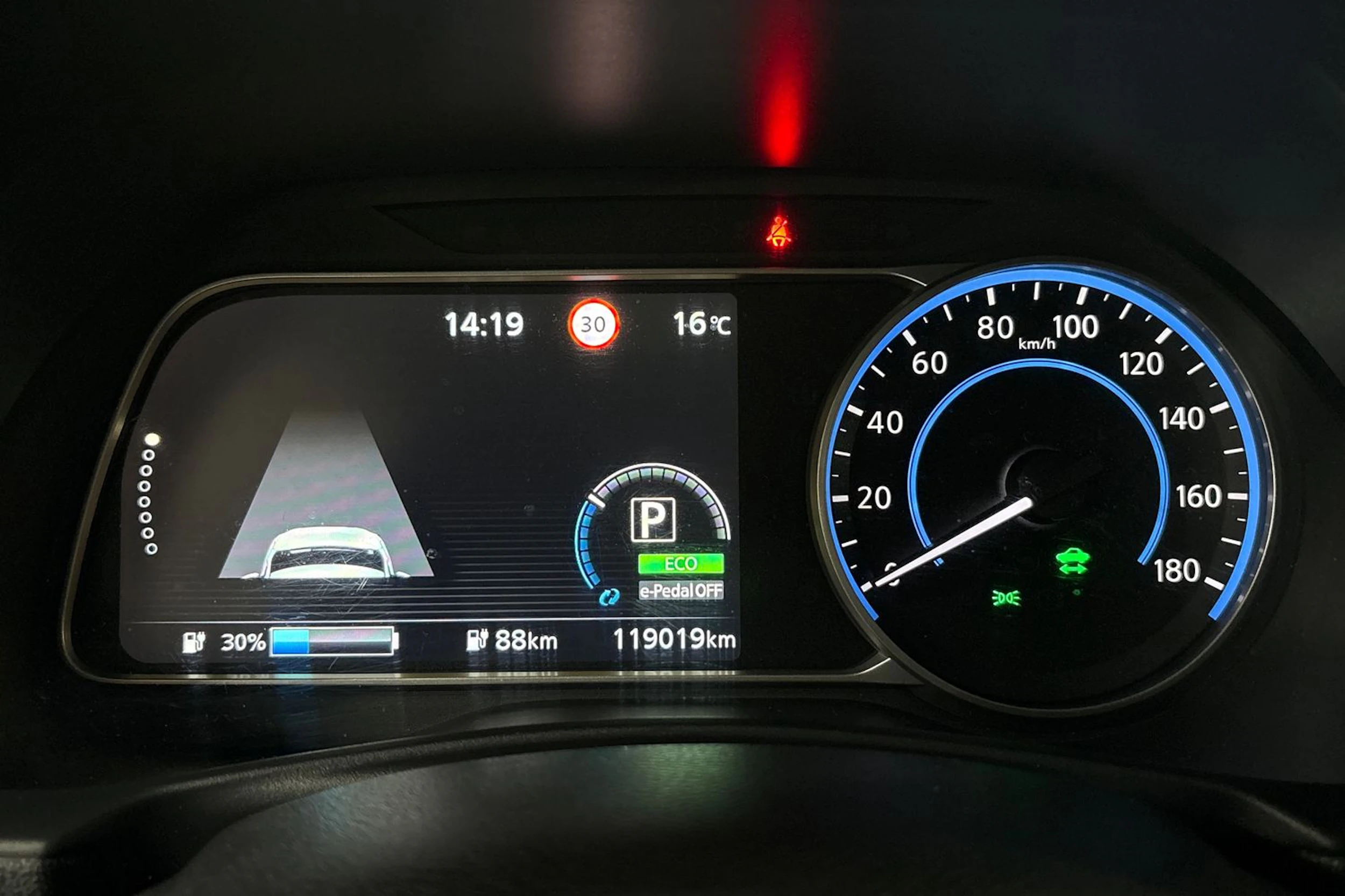 musta Nissan Leaf 2020 kuva 13.