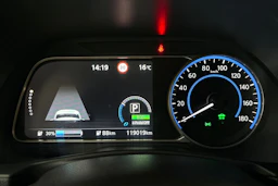 musta Nissan Leaf 2020 kuva 13.