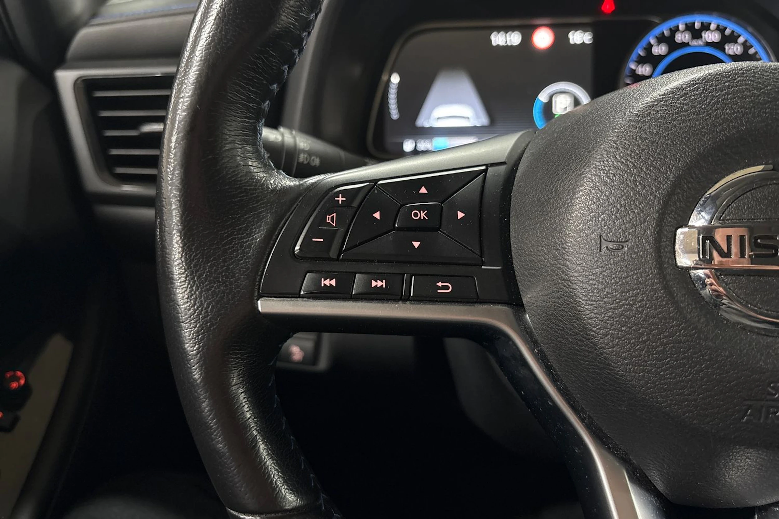 musta Nissan Leaf 2020 kuva 14.