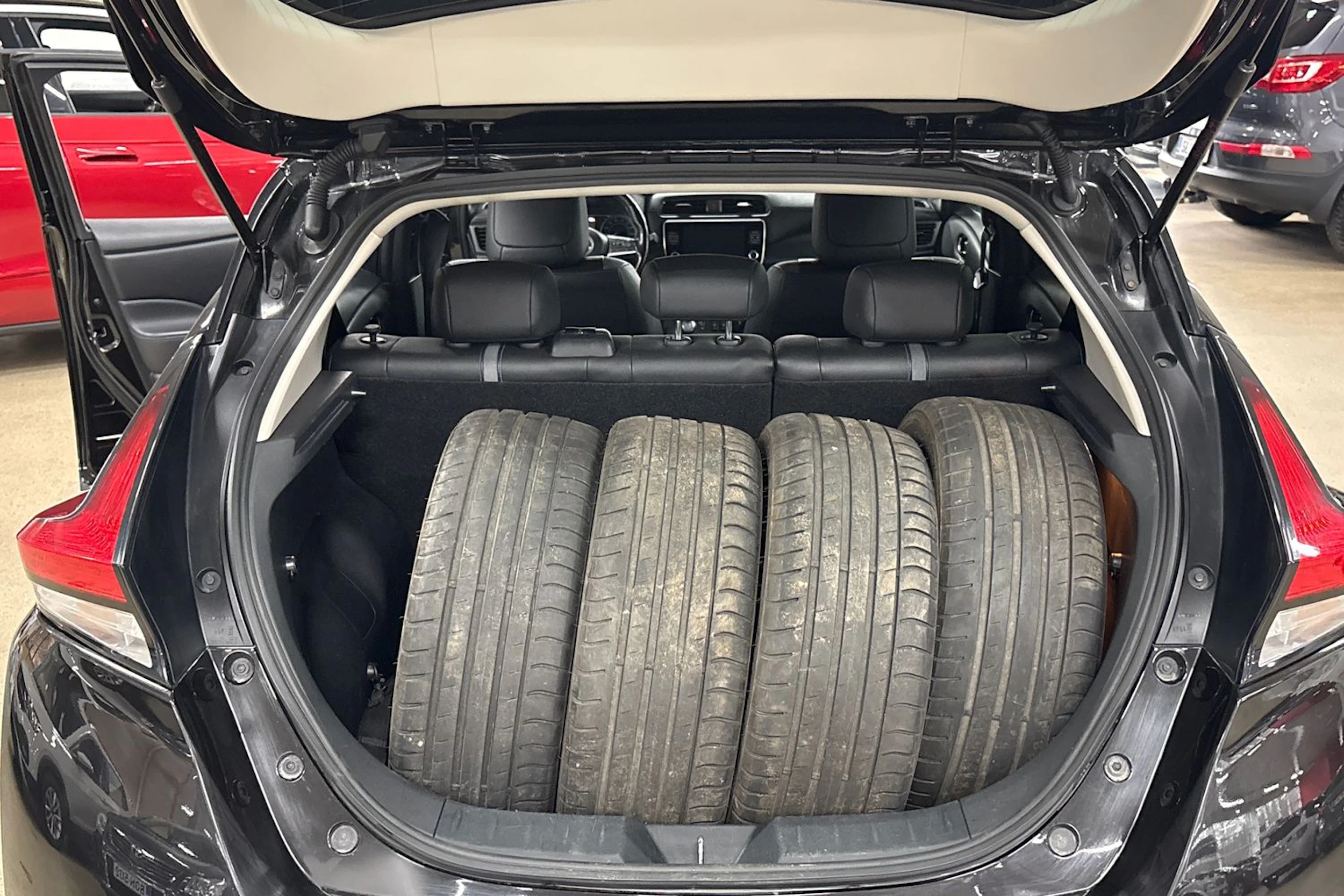 musta Nissan Leaf 2020 kuva 25.