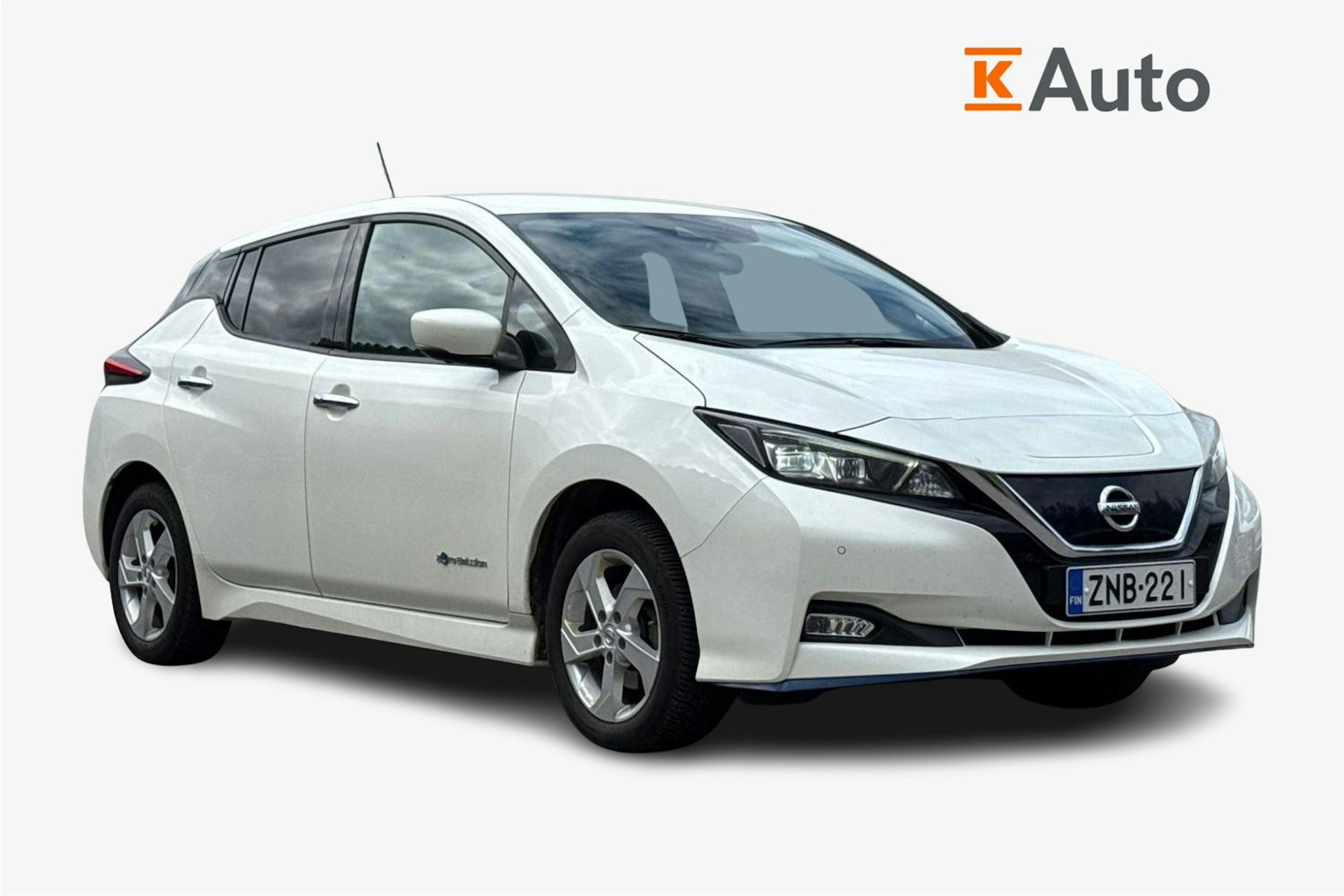 valkoinen Nissan Leaf 2020 kuva 1.