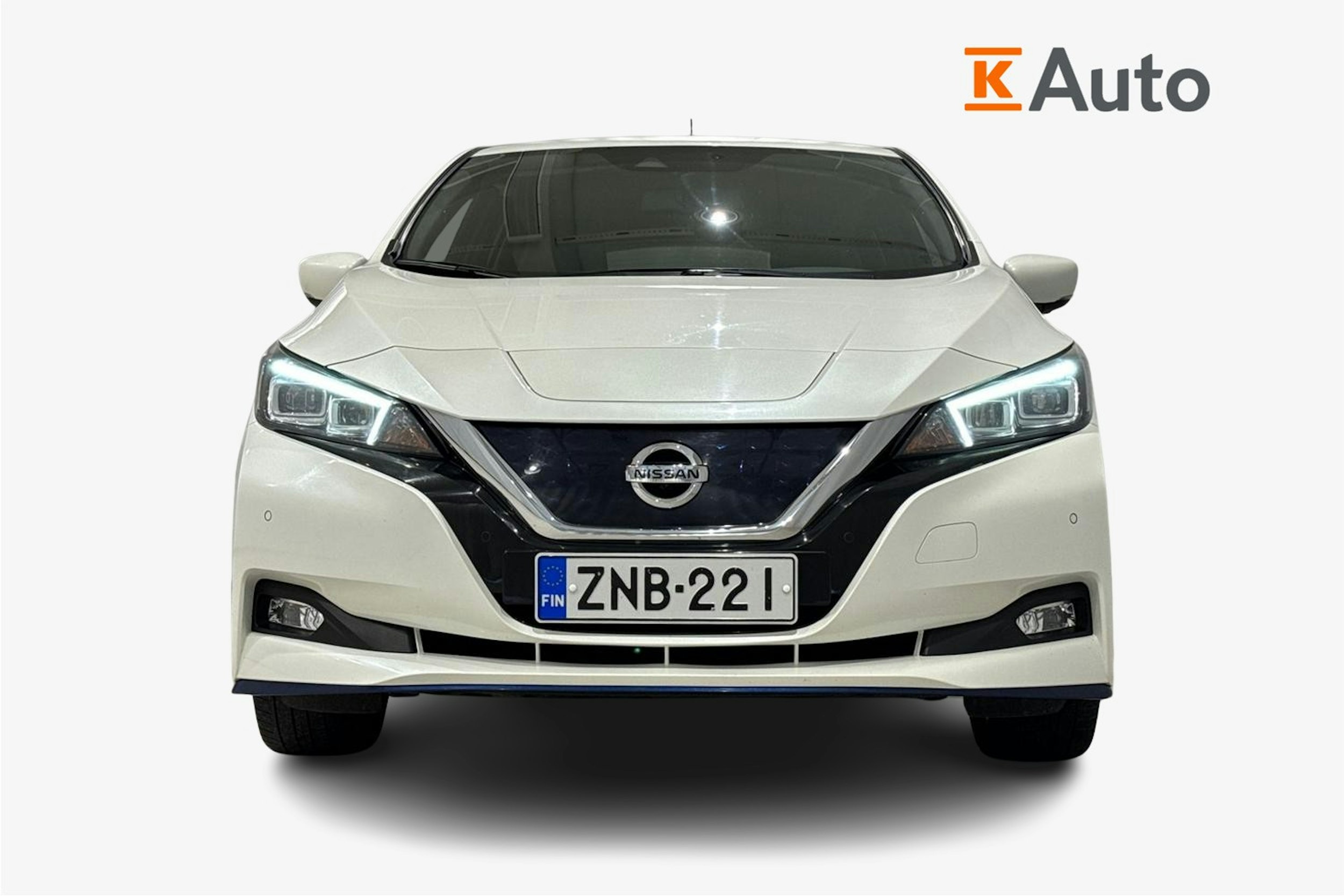 valkoinen Nissan Leaf 2020 kuva 5.