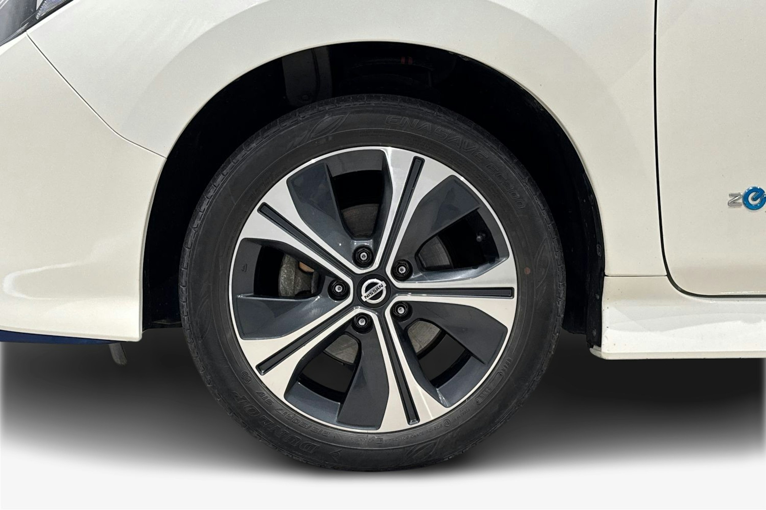 valkoinen Nissan Leaf 2020 kuva 11.