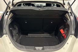 valkoinen Nissan Leaf 2020 kuva 14.