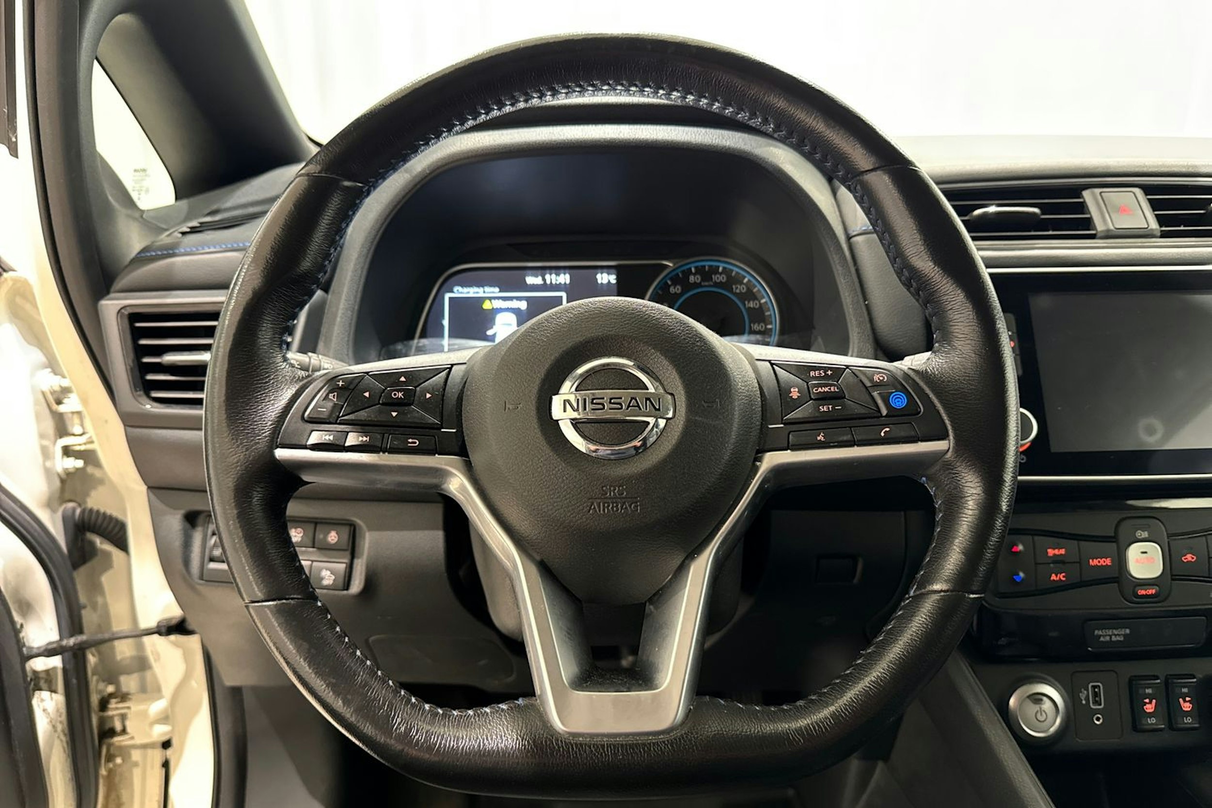 valkoinen Nissan Leaf 2020 kuva 15.
