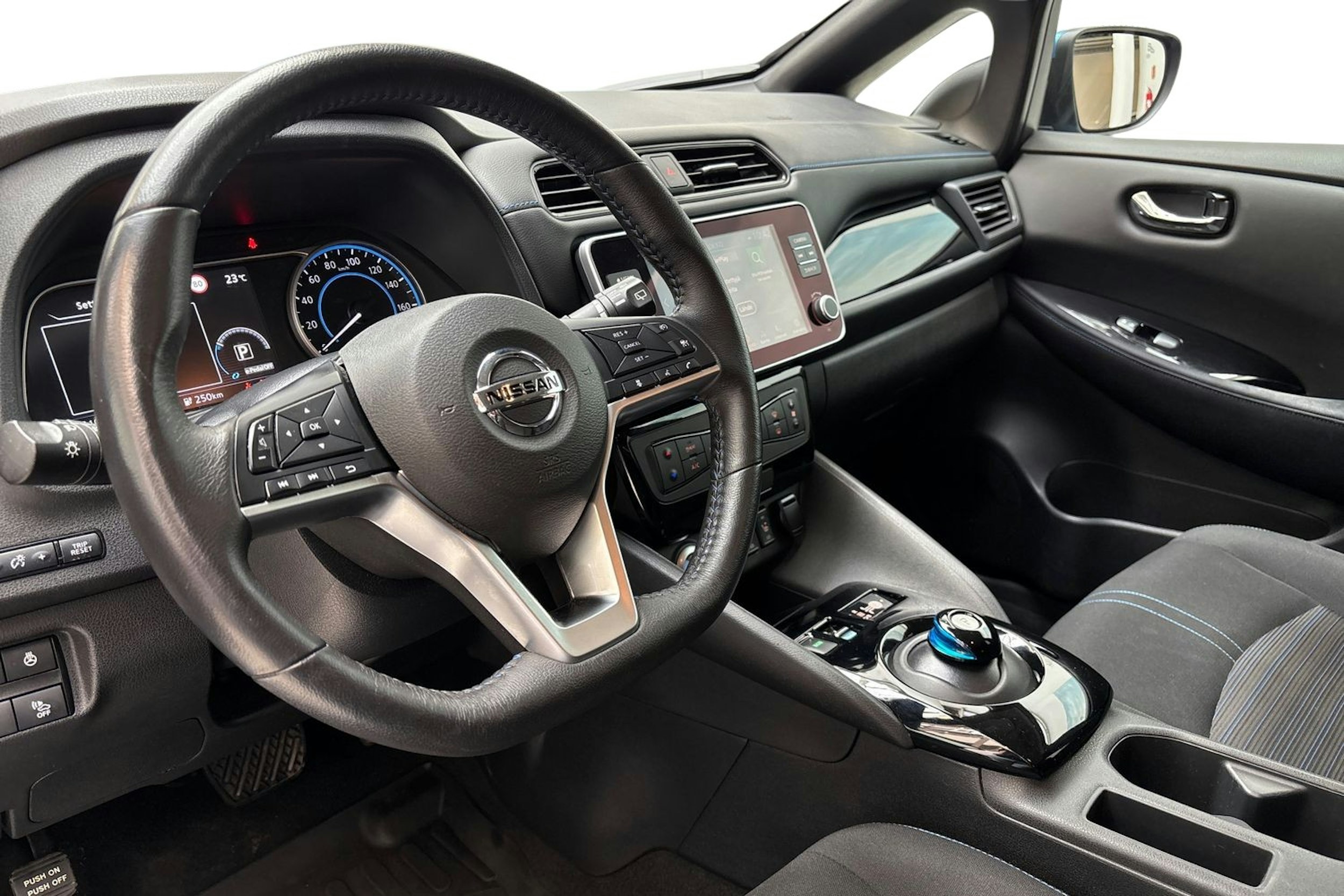 sininen Nissan Leaf 2021 kuva 6.
