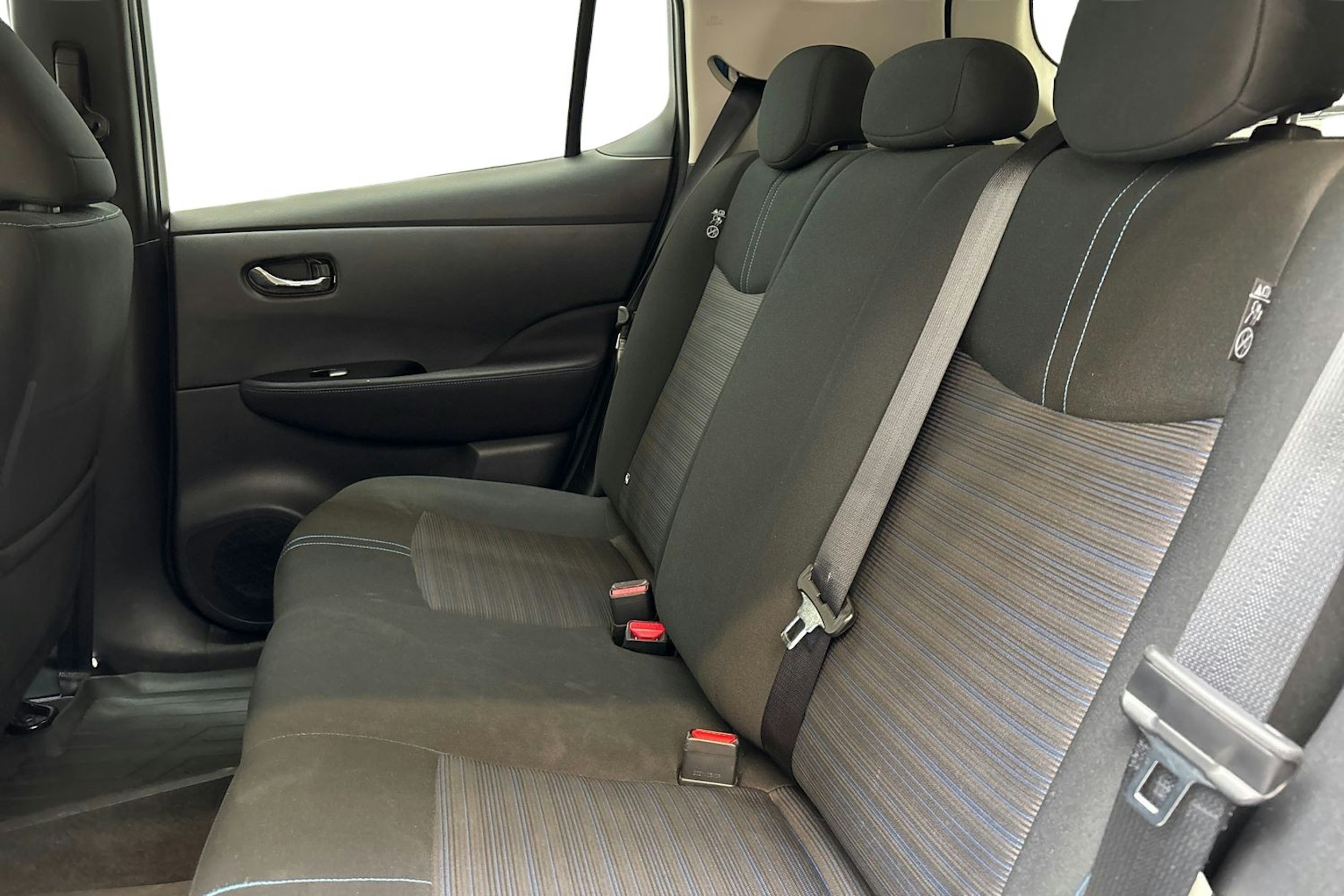 sininen Nissan Leaf 2021 kuva 8.