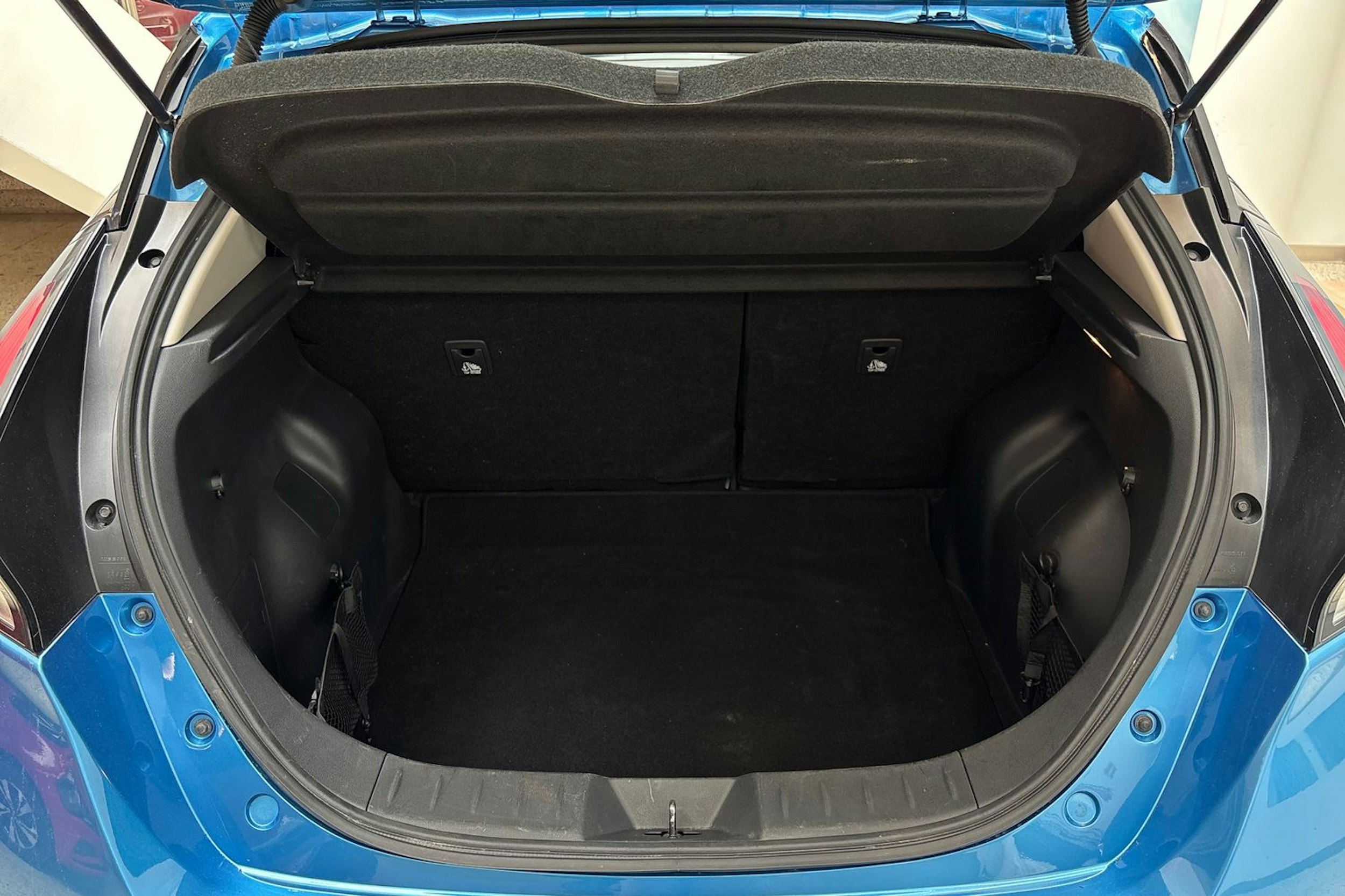 sininen Nissan Leaf 2021 kuva 11.