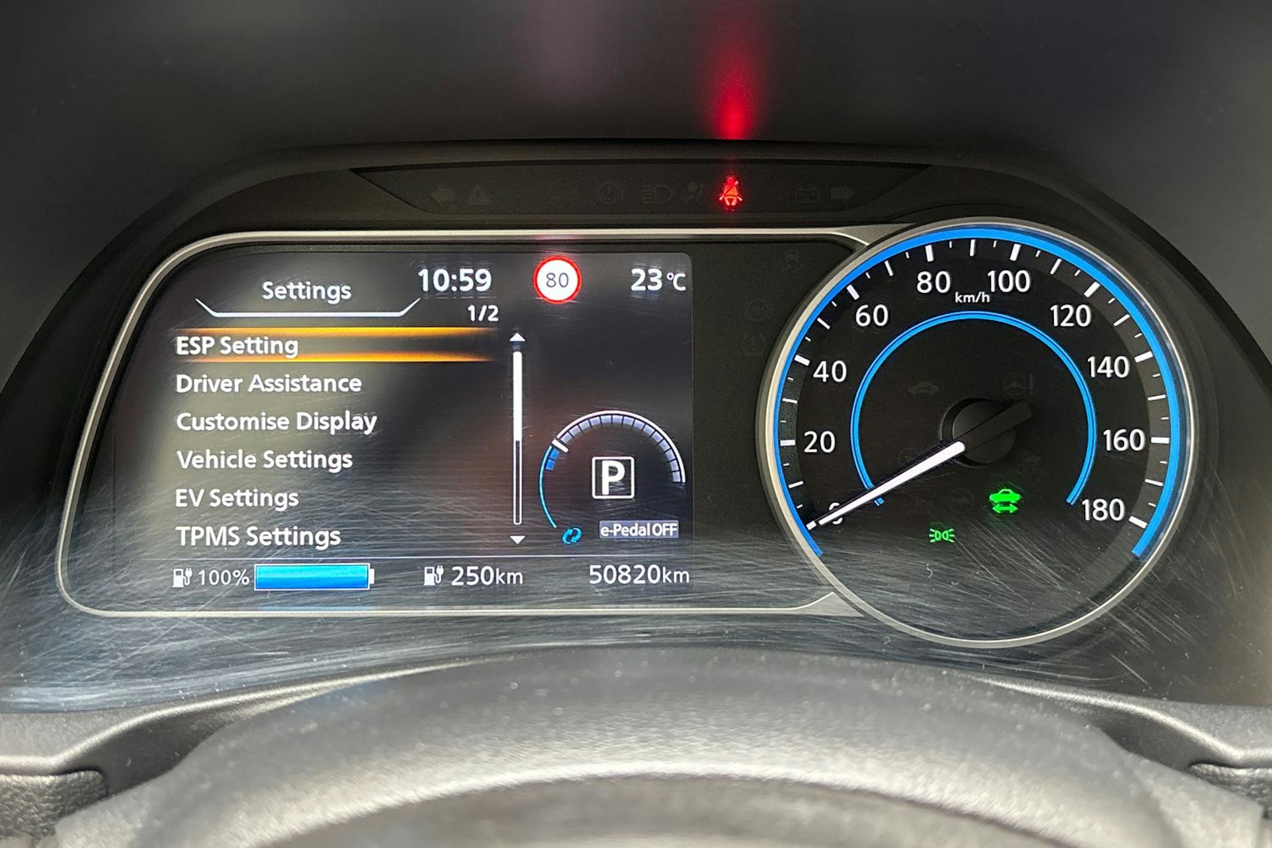 sininen Nissan Leaf 2021 kuva 17.