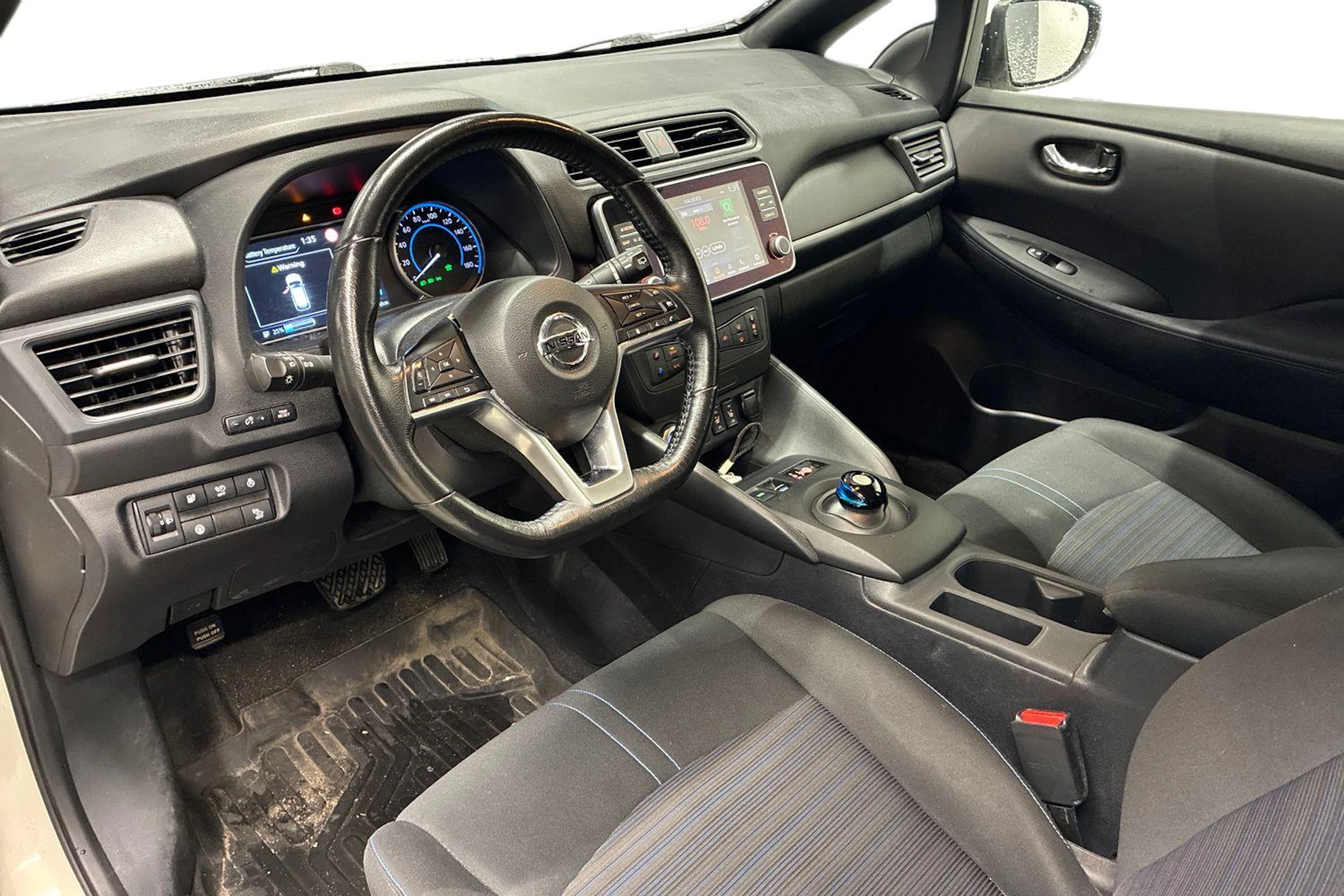 valkoinen Nissan Leaf 2021 kuva 3.