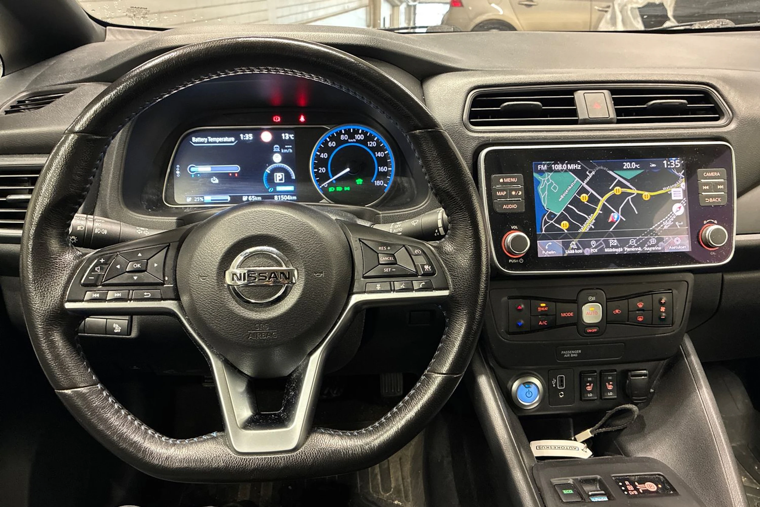 valkoinen Nissan Leaf 2021 kuva 4.