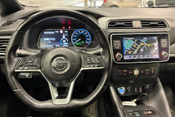 valkoinen Nissan Leaf 2021 kuva 4.