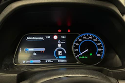 valkoinen Nissan Leaf 2021 kuva 5.