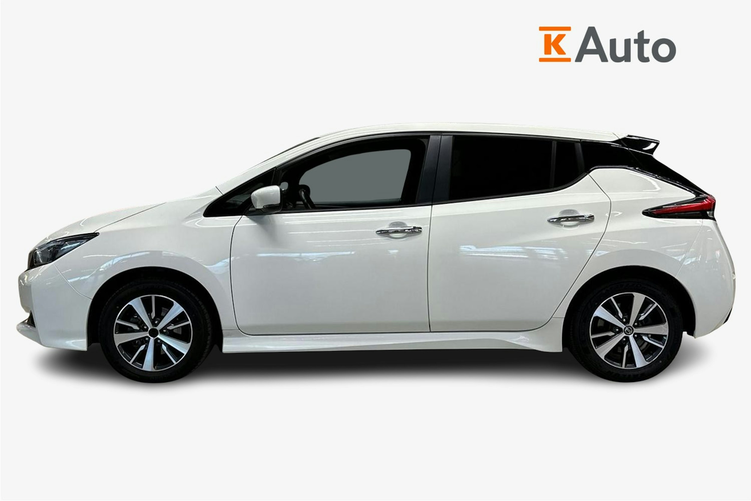 valkoinen Nissan Leaf 2021 kuva 6.