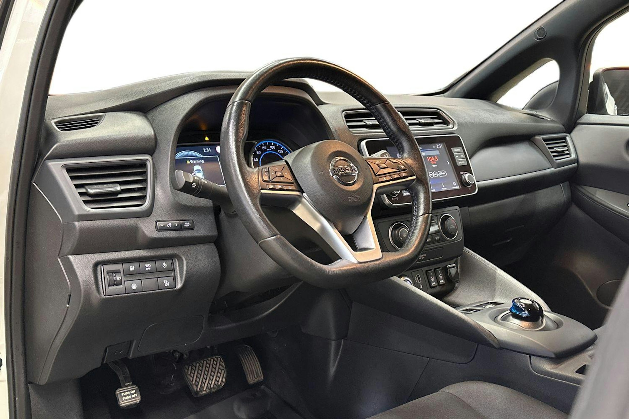 valkoinen Nissan Leaf 2021 kuva 7.