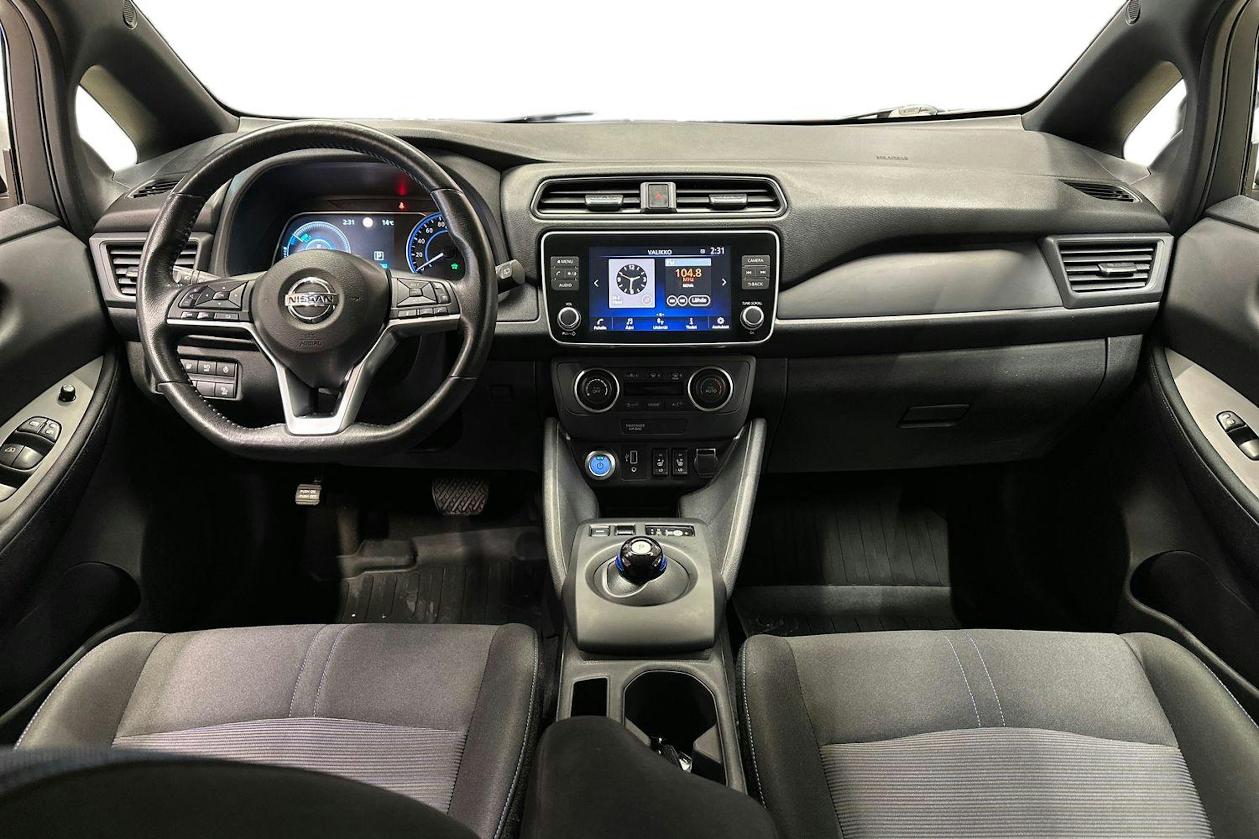 valkoinen Nissan Leaf 2021 kuva 9.