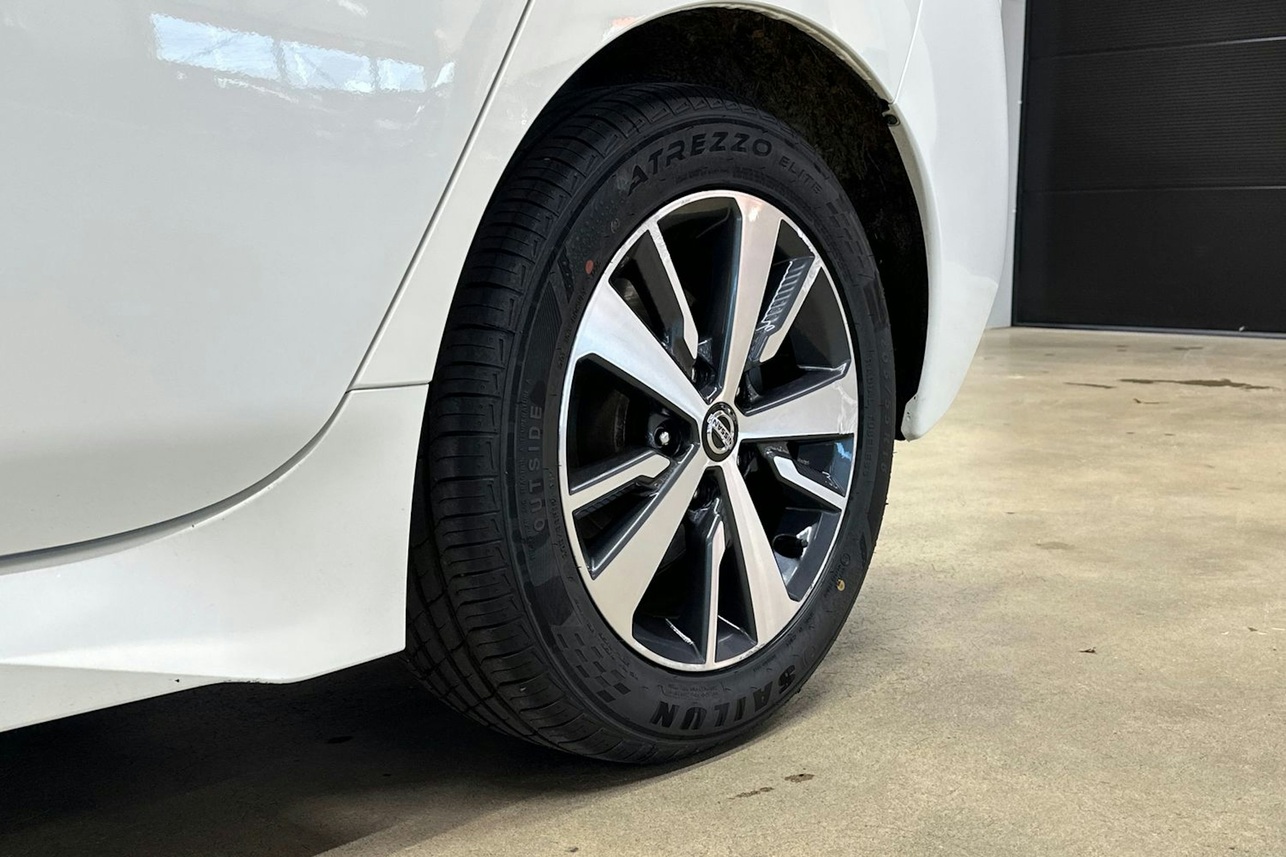 valkoinen Nissan Leaf 2021 kuva 11.