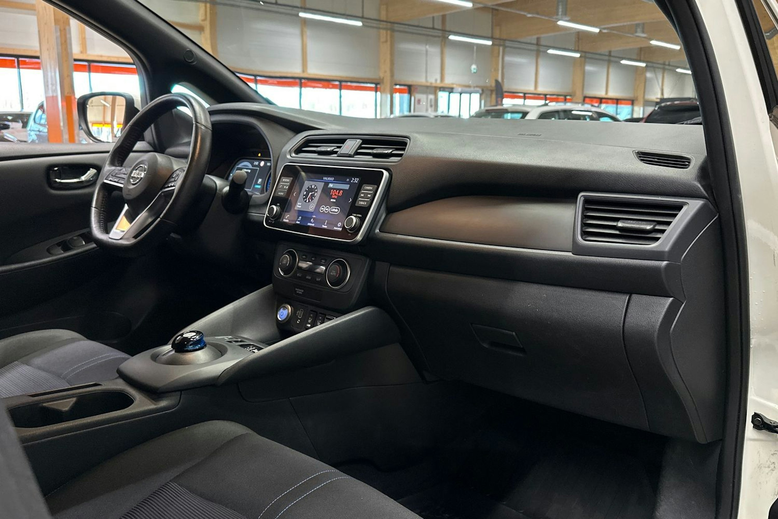 valkoinen Nissan Leaf 2021 kuva 14.
