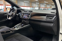 valkoinen Nissan Leaf 2021 kuva 14.