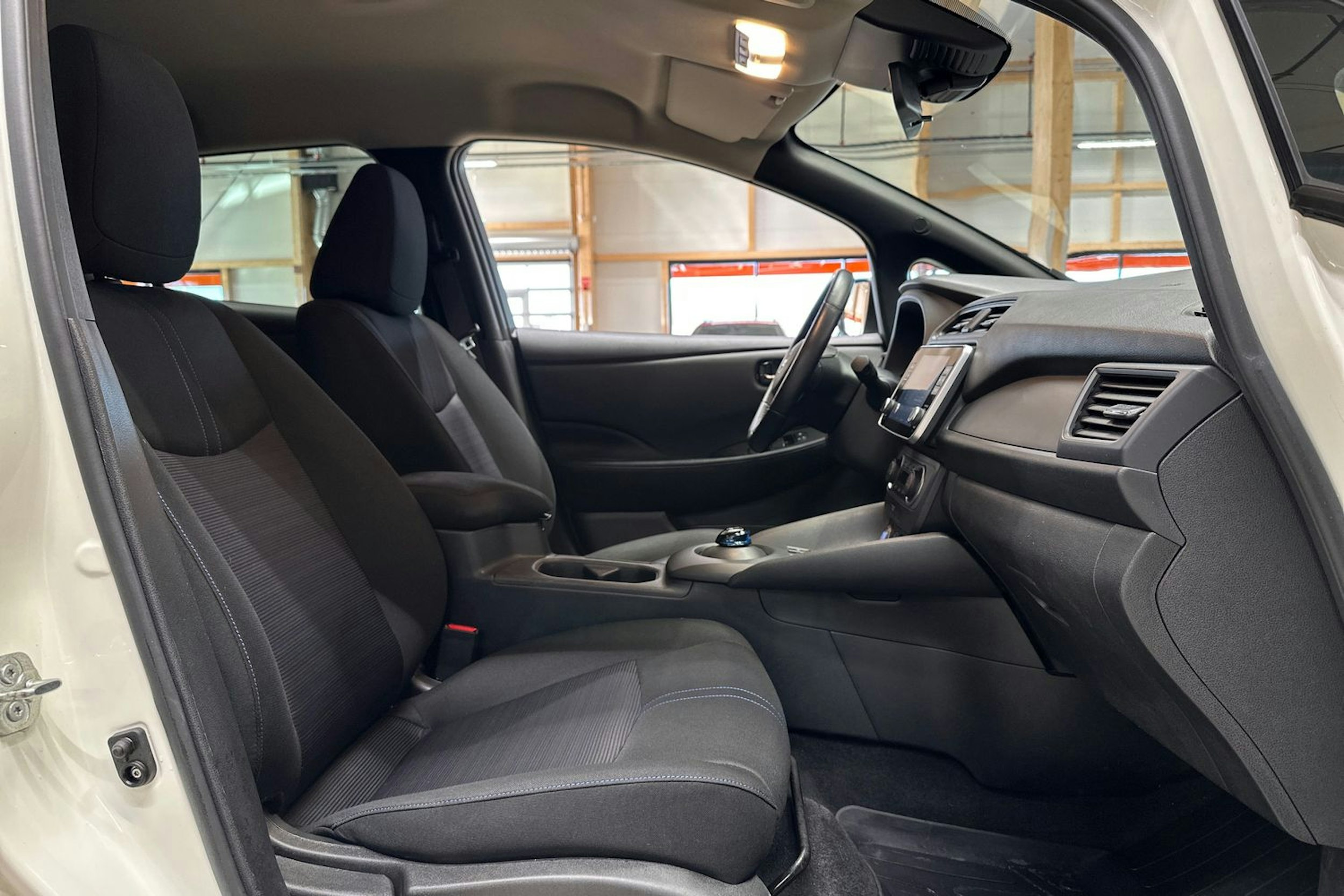 valkoinen Nissan Leaf 2021 kuva 15.