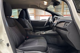 valkoinen Nissan Leaf 2021 kuva 15.