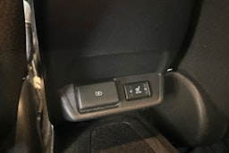 valkoinen Nissan Leaf 2021 kuva 17.