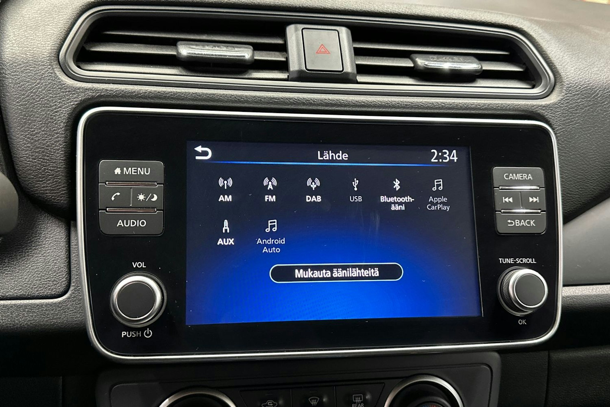 valkoinen Nissan Leaf 2021 kuva 20.