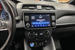 valkoinen Nissan Leaf 2021 kuva 21.