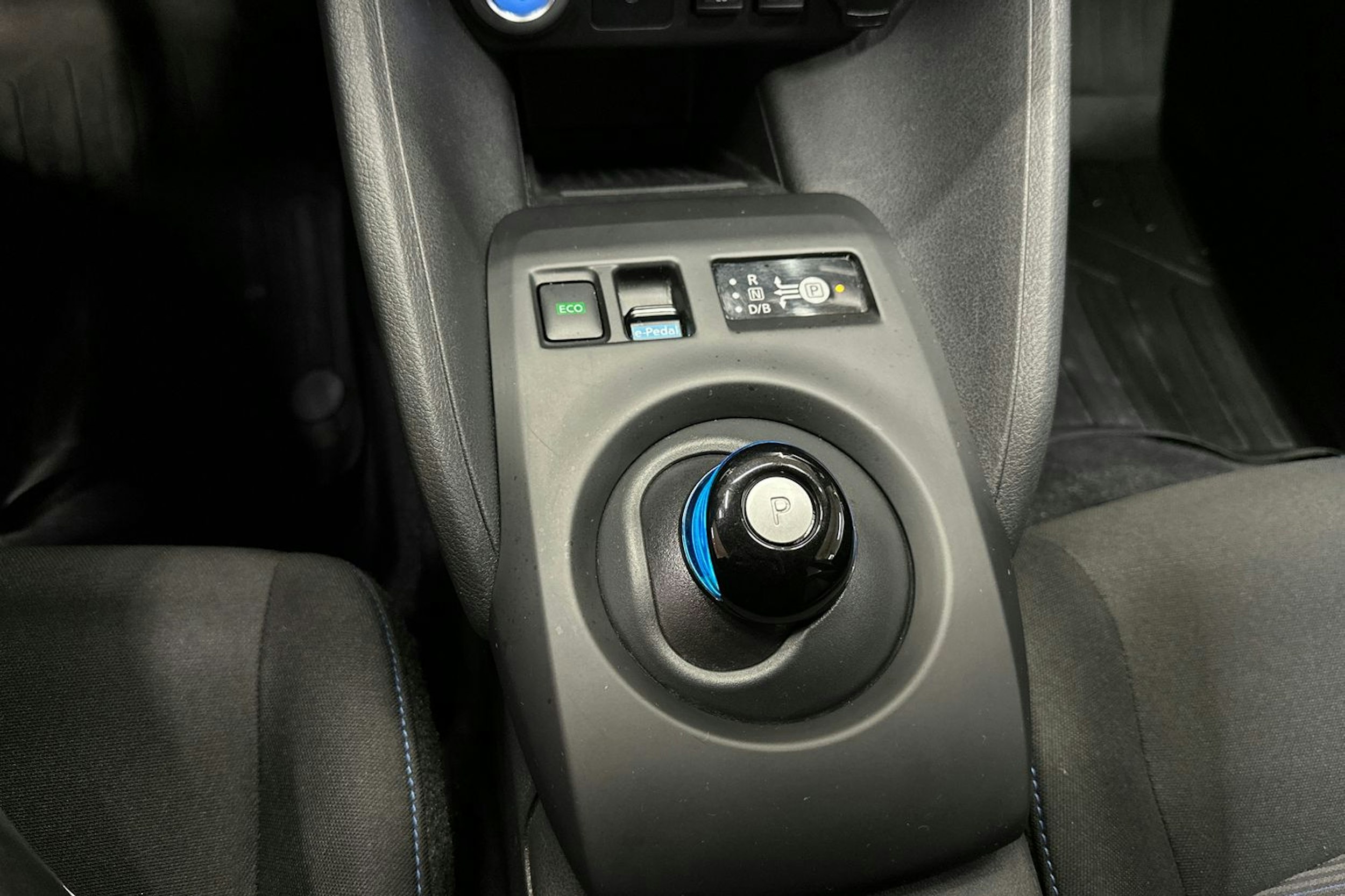 valkoinen Nissan Leaf 2021 kuva 23.