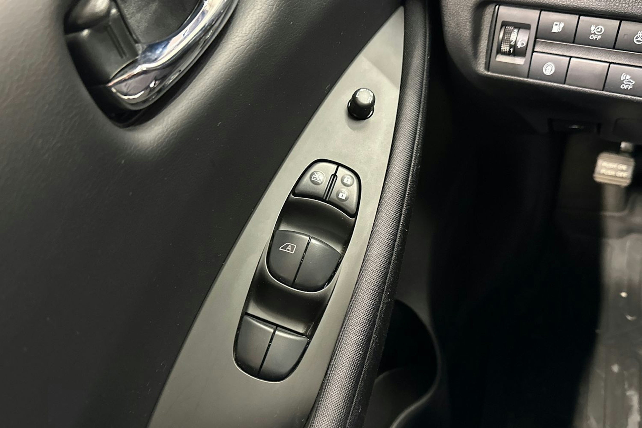 valkoinen Nissan Leaf 2021 kuva 29.