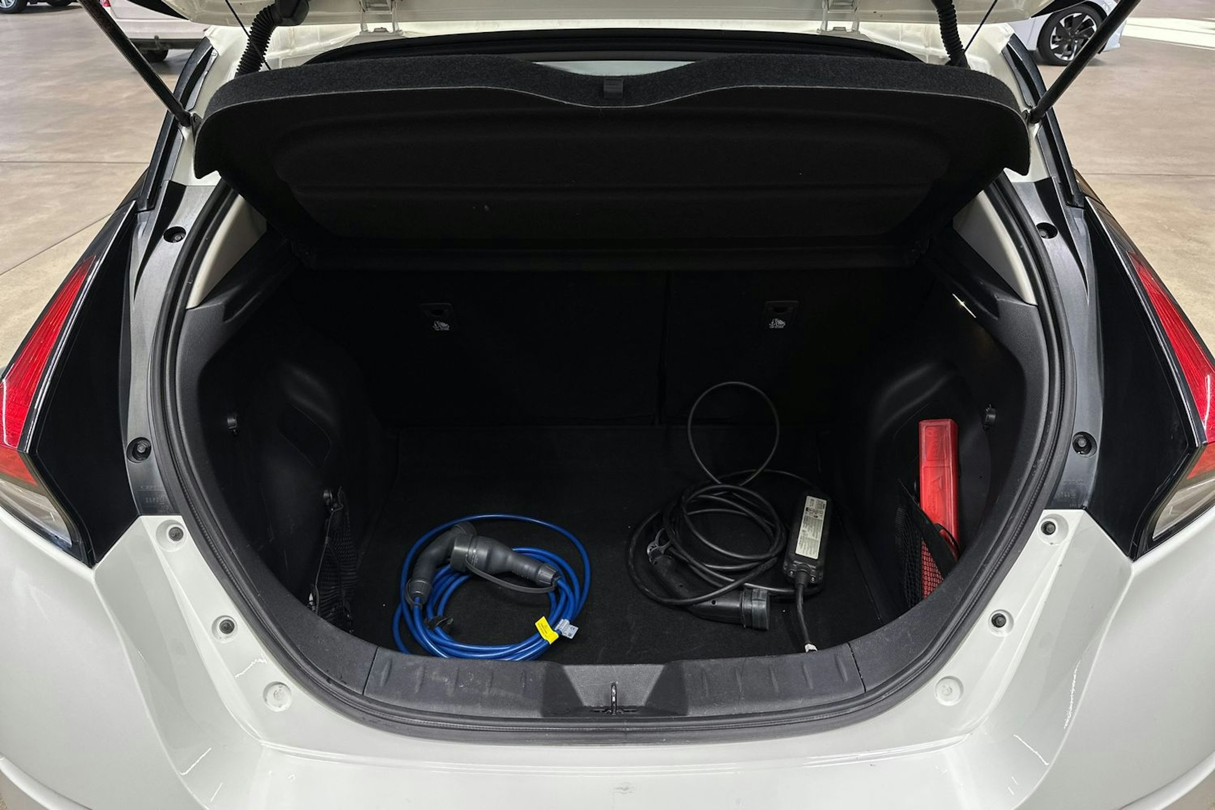 valkoinen Nissan Leaf 2021 kuva 30.