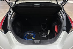 valkoinen Nissan Leaf 2021 kuva 30.