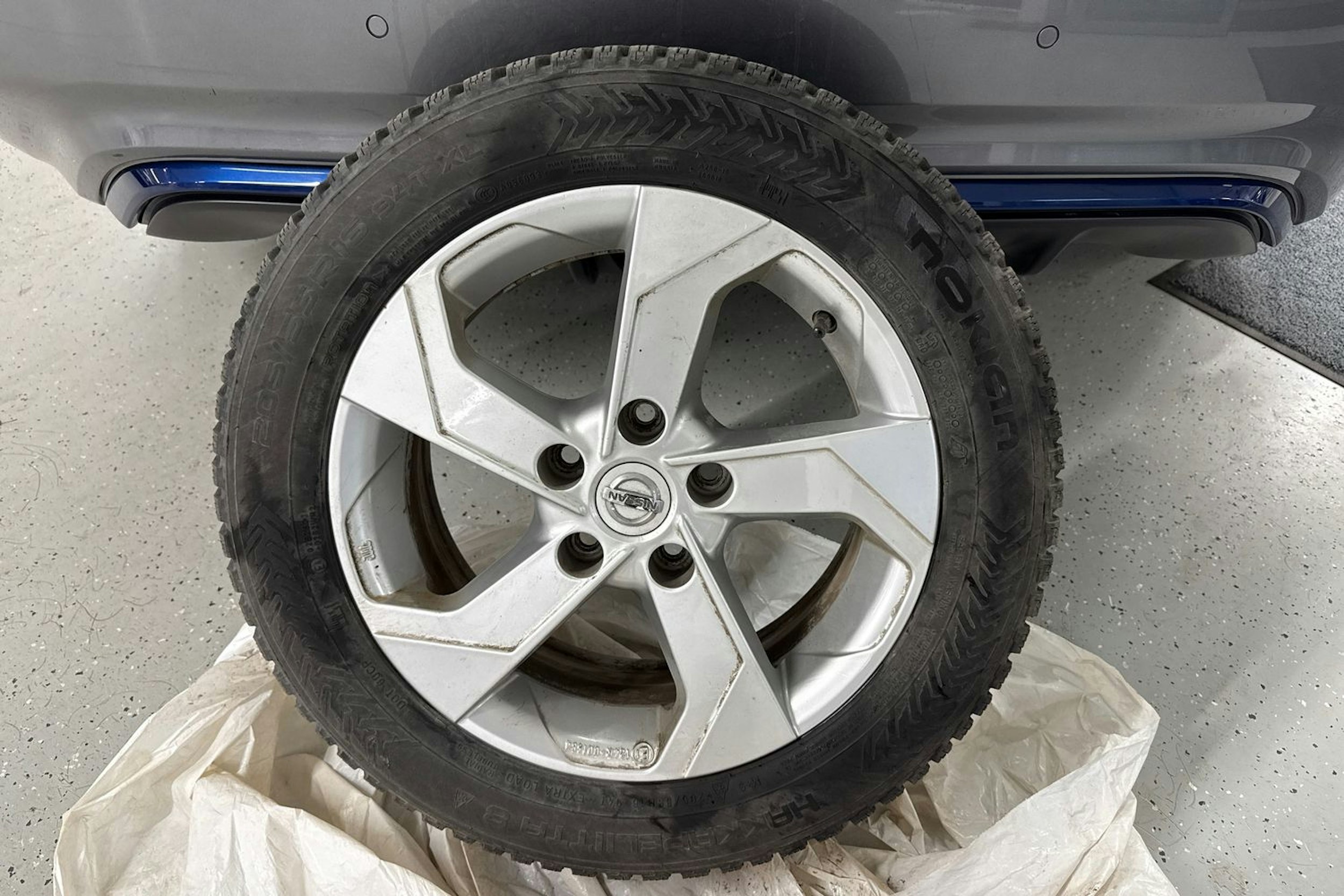 harmaa Nissan Leaf 2021 kuva 13.