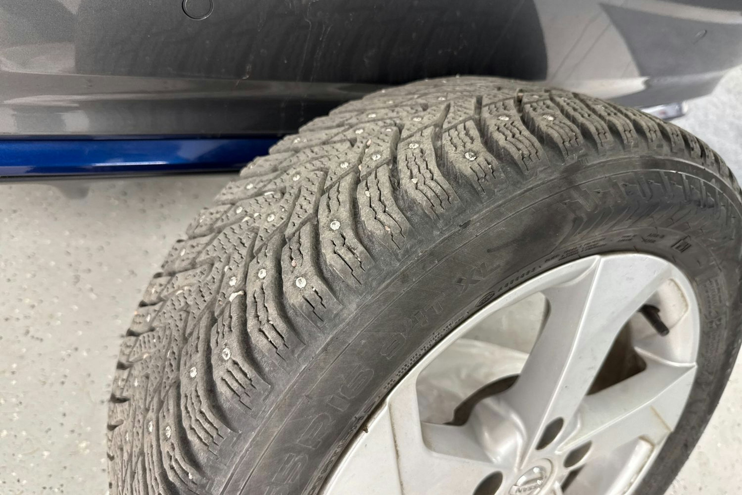 harmaa Nissan Leaf 2021 kuva 14.